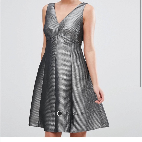 Oasis v-neck skater dress - Picture 2 of 5